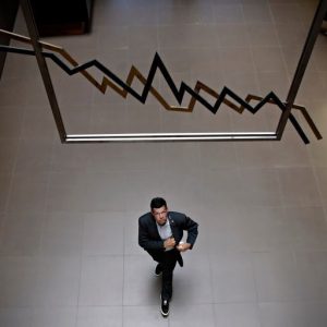 Χρηματιστήριο Αθηνών: Αυξάνονται οι πιέσεις στην αγορά, χάνονται οι 2.300 μονάδες