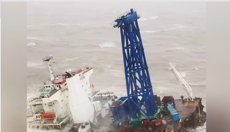 Χονγκ Κονγκ: Πλοίο έσπασε στη μέση και βυθίστηκε – Δεκάδες αγνοούμενοι
