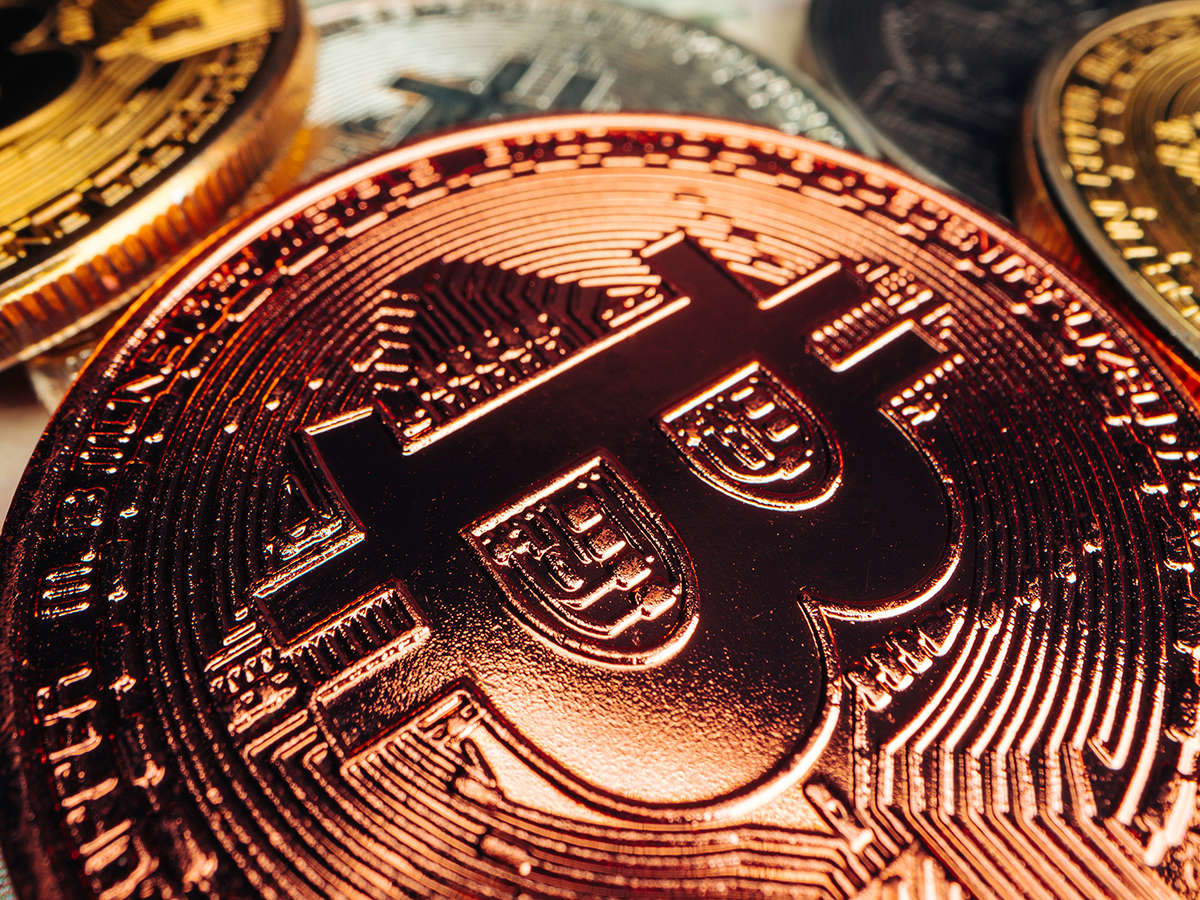 Bitcoin: «Φλερτάρει» με τα 25.000 δολάρια