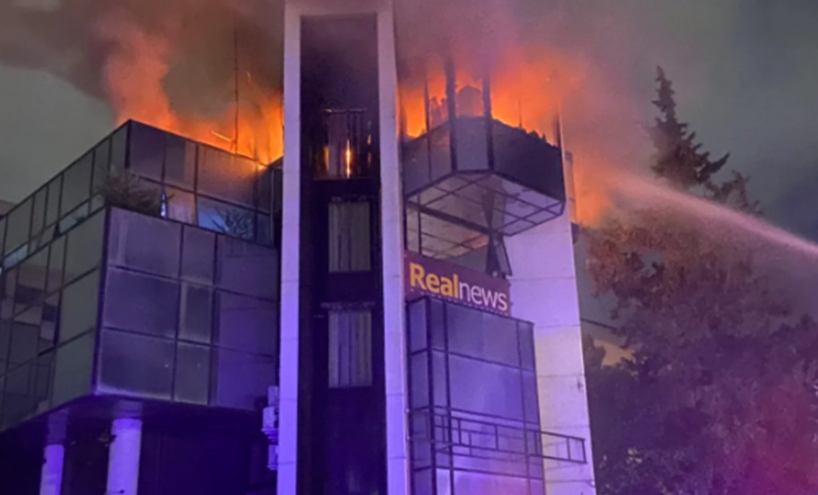 Πυρκαγιά στον Real: Υπολείμματα εκρηκτικού μηχανισμού στην είσοδο του κτιρίου