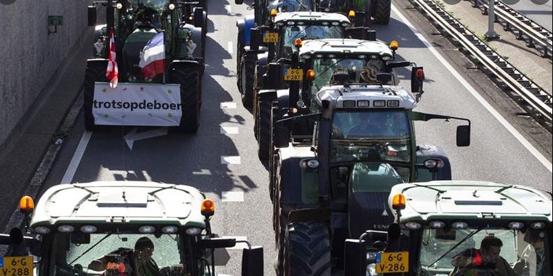 Ολλανδία: Μπλόκα αγροτών στριμώχνουν την κυβέρνηση