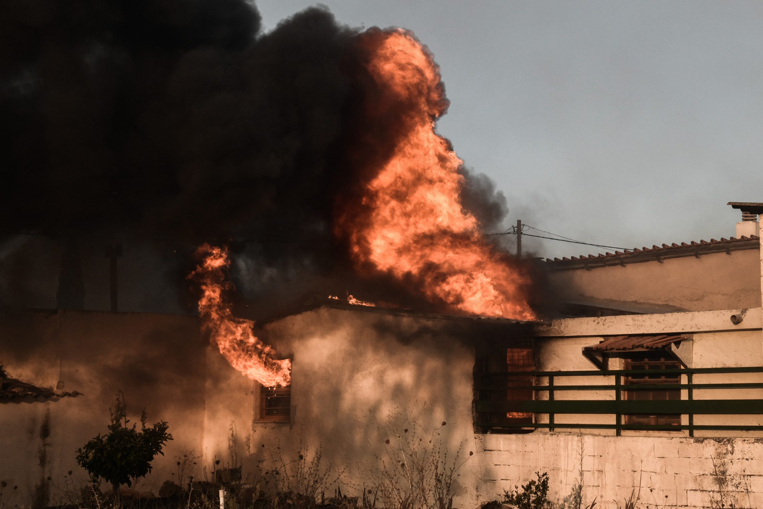 Φωτιά στην Πεντέλη: Διάσπαρτες εστίες σε Διώνη, Γέρακα, Παλλήνη και Ανθούσα