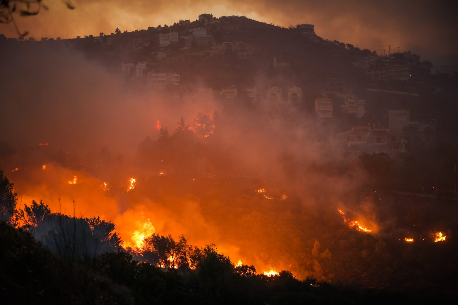 Φωτιά στην Πεντέλη: Δραματικές ώρες – Εκκενώθηκε το Νοσοκομείο Παίδων