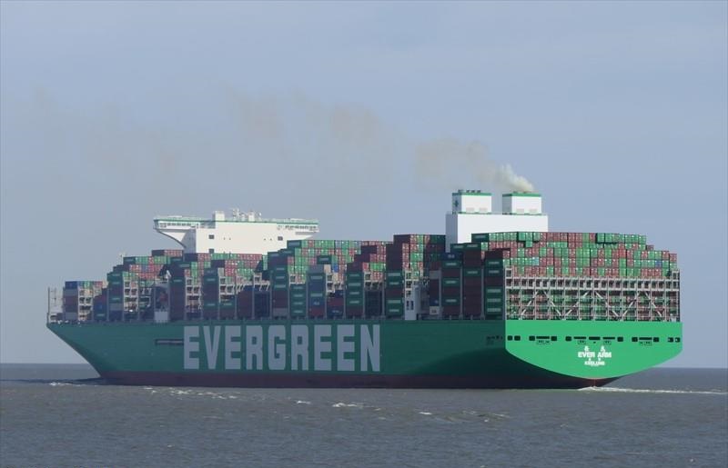 “Ever Arm”: The largest containership that has docked in Piraeus