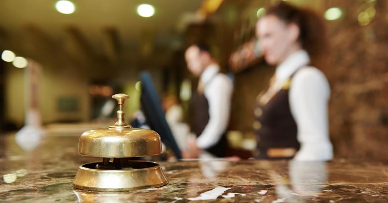 ΕΛΣΤΑΤ: Αυξήθηκαν αφίξεις και διανυκτερεύσεις σε ξενοδοχεία και κάμπινγκ το 2021