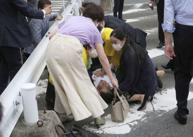 Ιαπωνία: Πέθανε ο Σίνζο Άμπε – Υπέκυψε στα τραύματά του μετά τη δολοφονική επίθεση