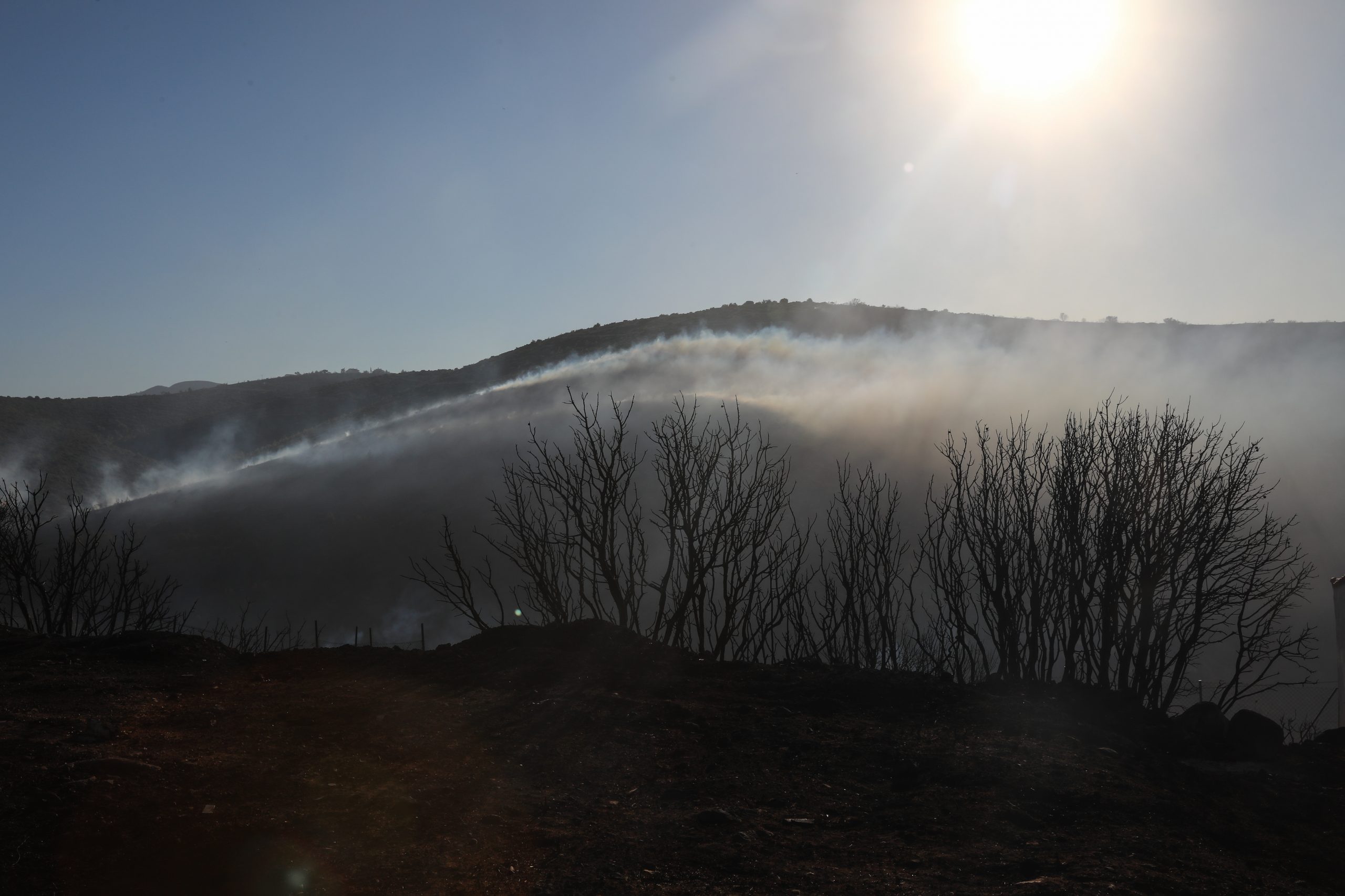 Πυρκαγιές: Σε ύφεση τα μέτωπα σε Πεντέλη, Μέγαρα, Σαλαμίνα – Πολύ υψηλός κίνδυνος πυρκαγιάς και σήμερα