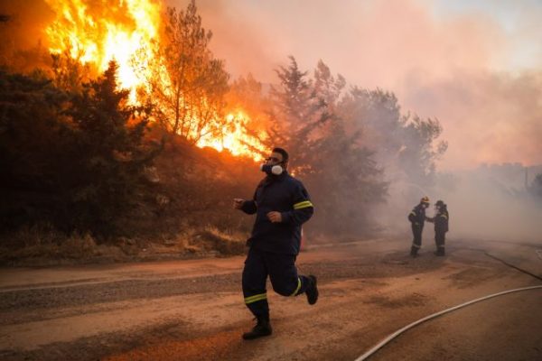 Φωτιά στην Πεντέλη: Σύσταση για αποφυγή μετακινήσεων προς εγκαταστάσεις απασχόλησης παιδιών