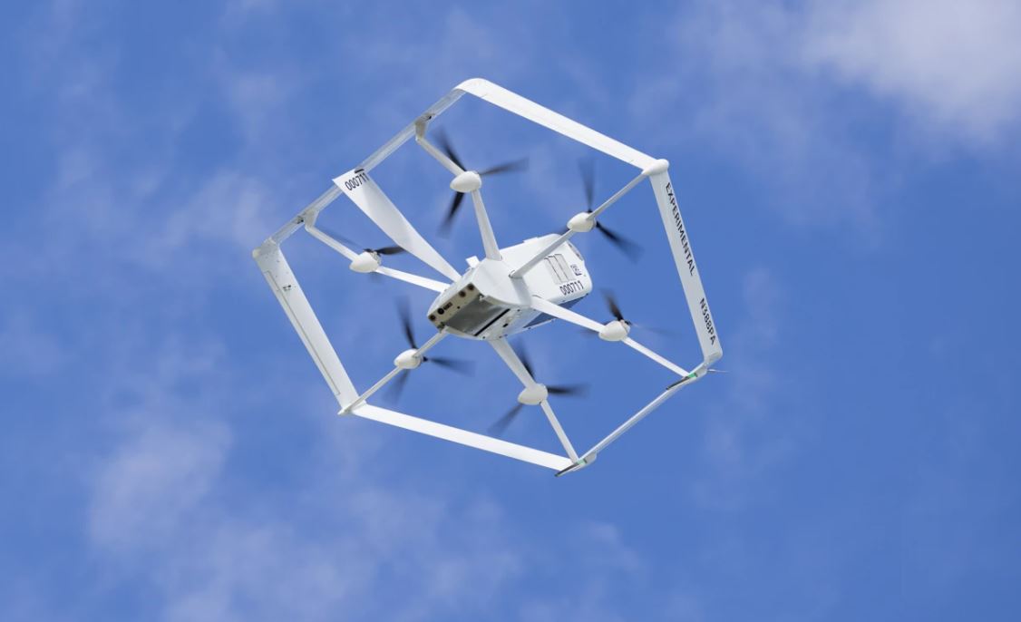 Amazon: Ξεκινά σύντομα τις διανομές πακέτων με drones