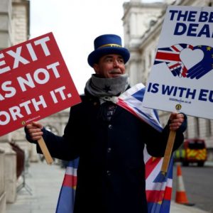 Brexit: Η Βρετανία εξετάζει στενότερους δεσμούς με την ΕΕ – Επιστρέφει η διαμάχη για το «Project Fear»