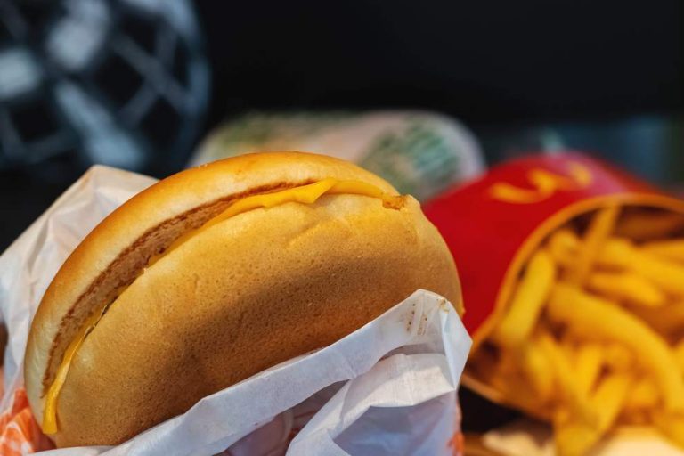 McDonald’s: Αυξάνει την τιμή του cheeseburger μετά από 14 χρόνια στη Βρετανία