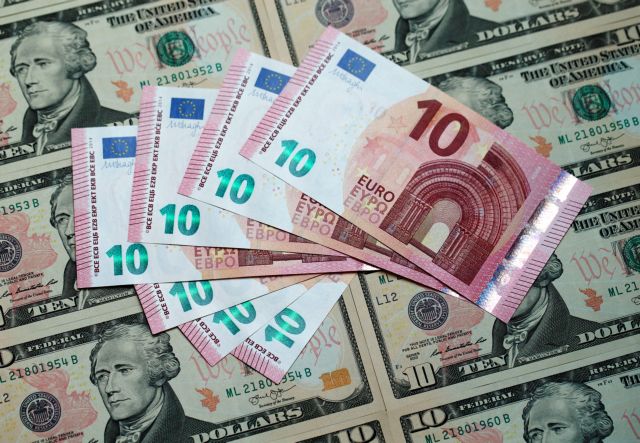 Ευρώ: Η ενεργειακή κρίση επιταχύνει την υποχώρησή του στο ένα προς ένα έναντι του δολαρίου