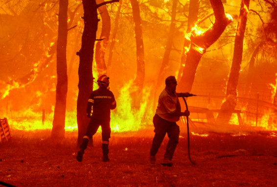 Φωτιά: Αγώνας να μην φτάσει η φωτιά στον πυρήνα του εθνικού πάρκου