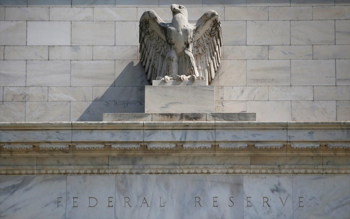 Οικονομολόγοι: Το πρώτο τρίμηνο του 2024 θα αρχίσει να μειώνει τα επιτόκια η Fed