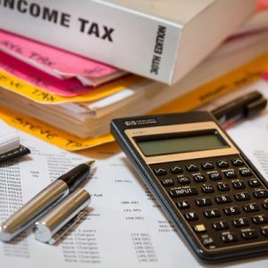 Ελεύθεροι επαγγελματίες: Συντελεστές φόρου στο μισό, κατάργηση τέλους επιτηδεύματος