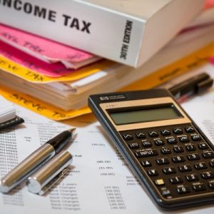 Ελεύθεροι επαγγελματίες: Συντελεστές φόρου στο μισό, κατάργηση τέλους επιτηδεύματος