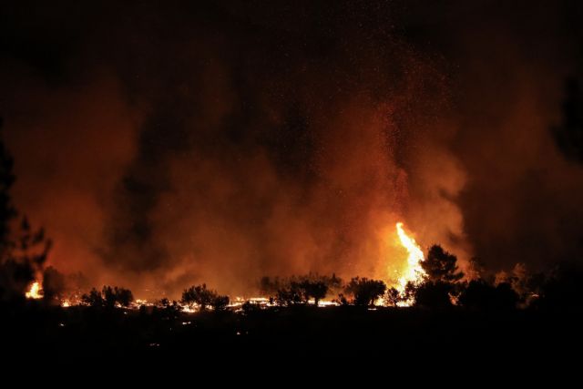 Φωτιά στην Ιτέα: Δύσκολη νύχτα με εκκενώσεις – Σε 3 μέτωπα η πυρκαγιά