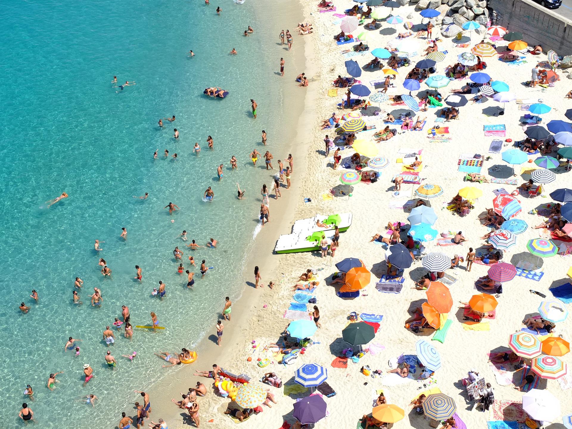 Ιταλία: Παραλίες με μουσική, ποτό και… κορωνοϊό