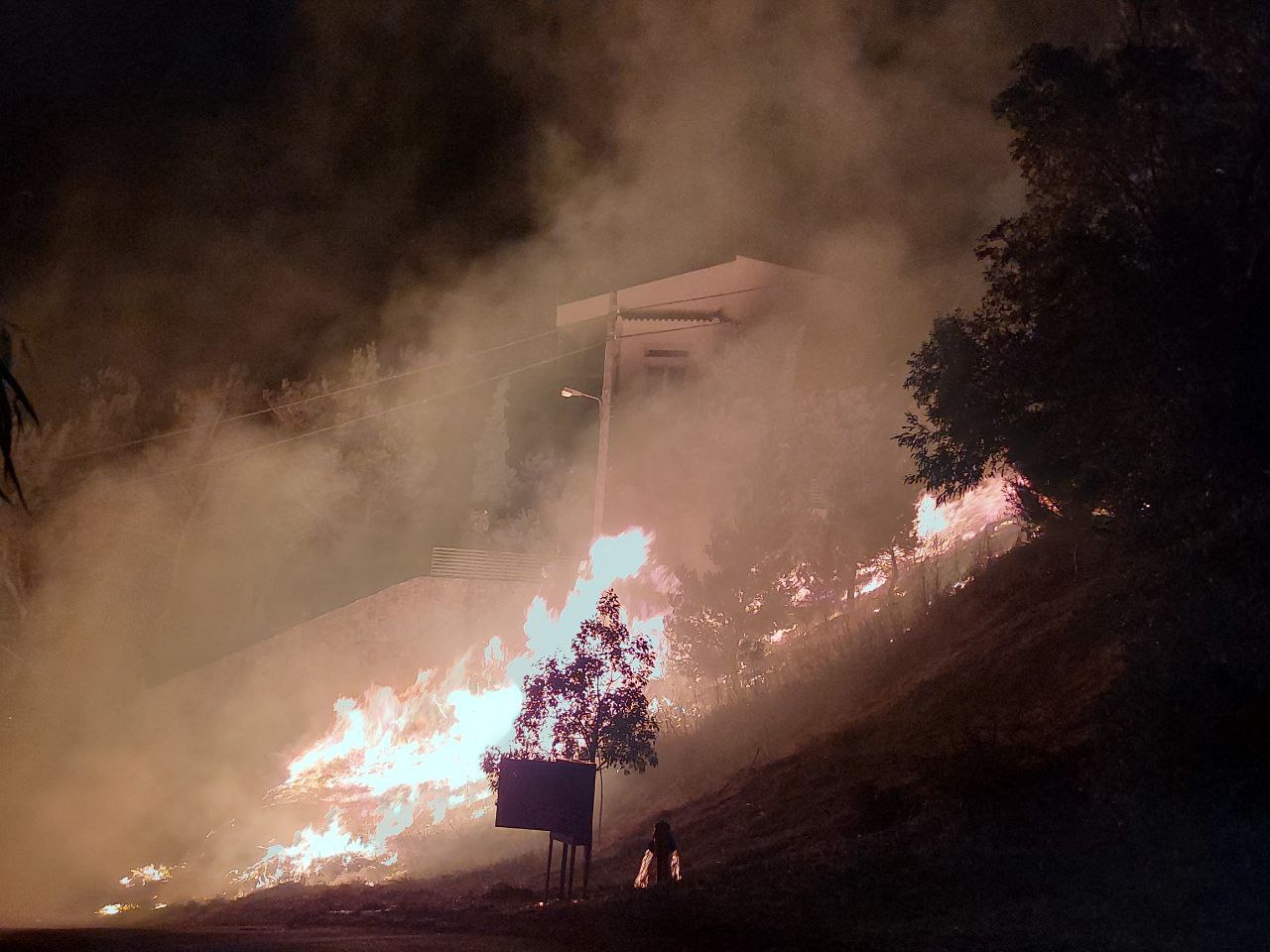 Φωτιά στην Πεντέλη: Απομακρύνθηκαν 600 πολίτες – Ριπές ανέμου έως 80 χιλιόμετρα
