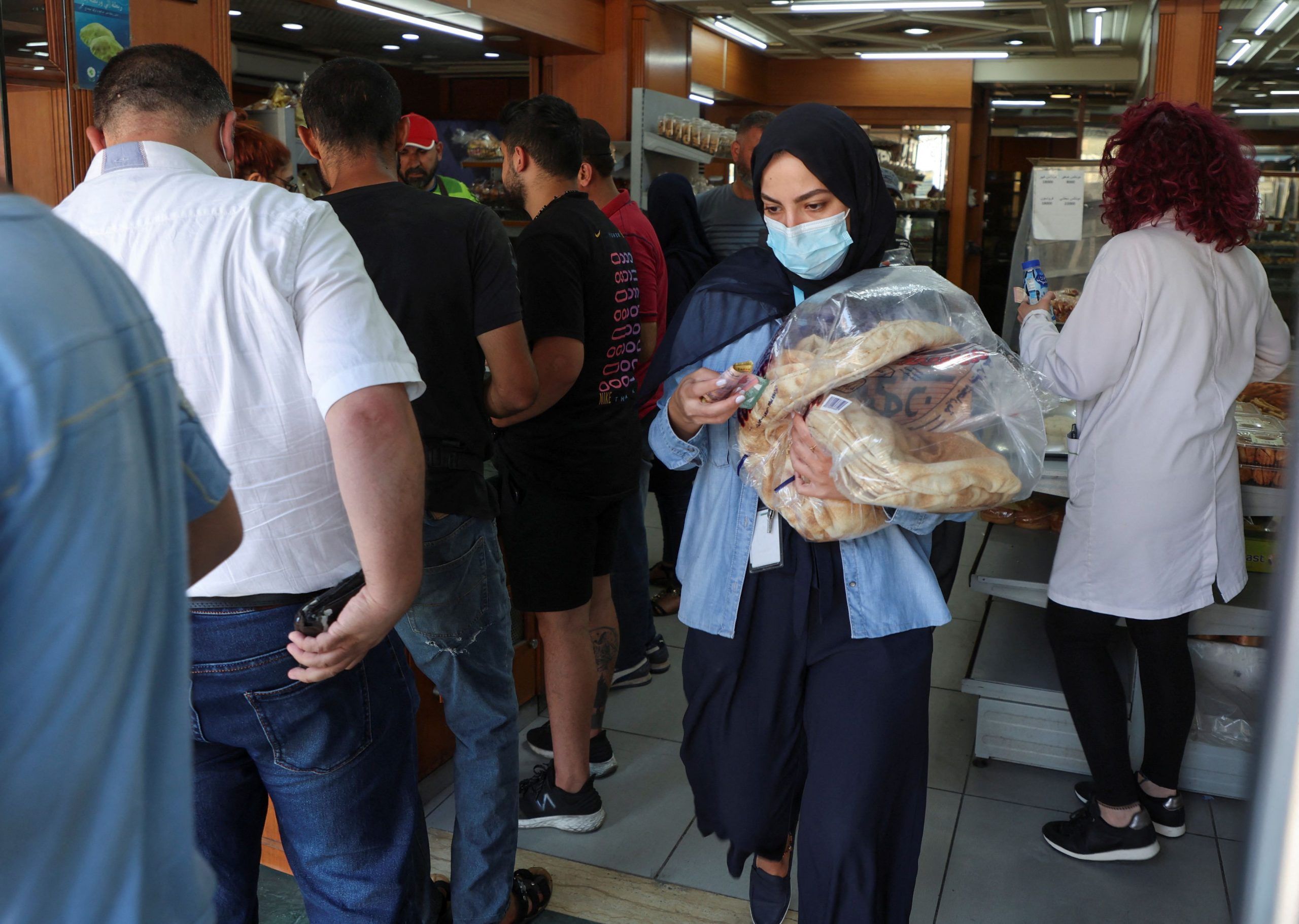 Λίβανος: Με δάνειο 150 εκατ. δολ. θα αγοράσει σιτάρι – Μεγάλες ουρές για λίγο ψωμί