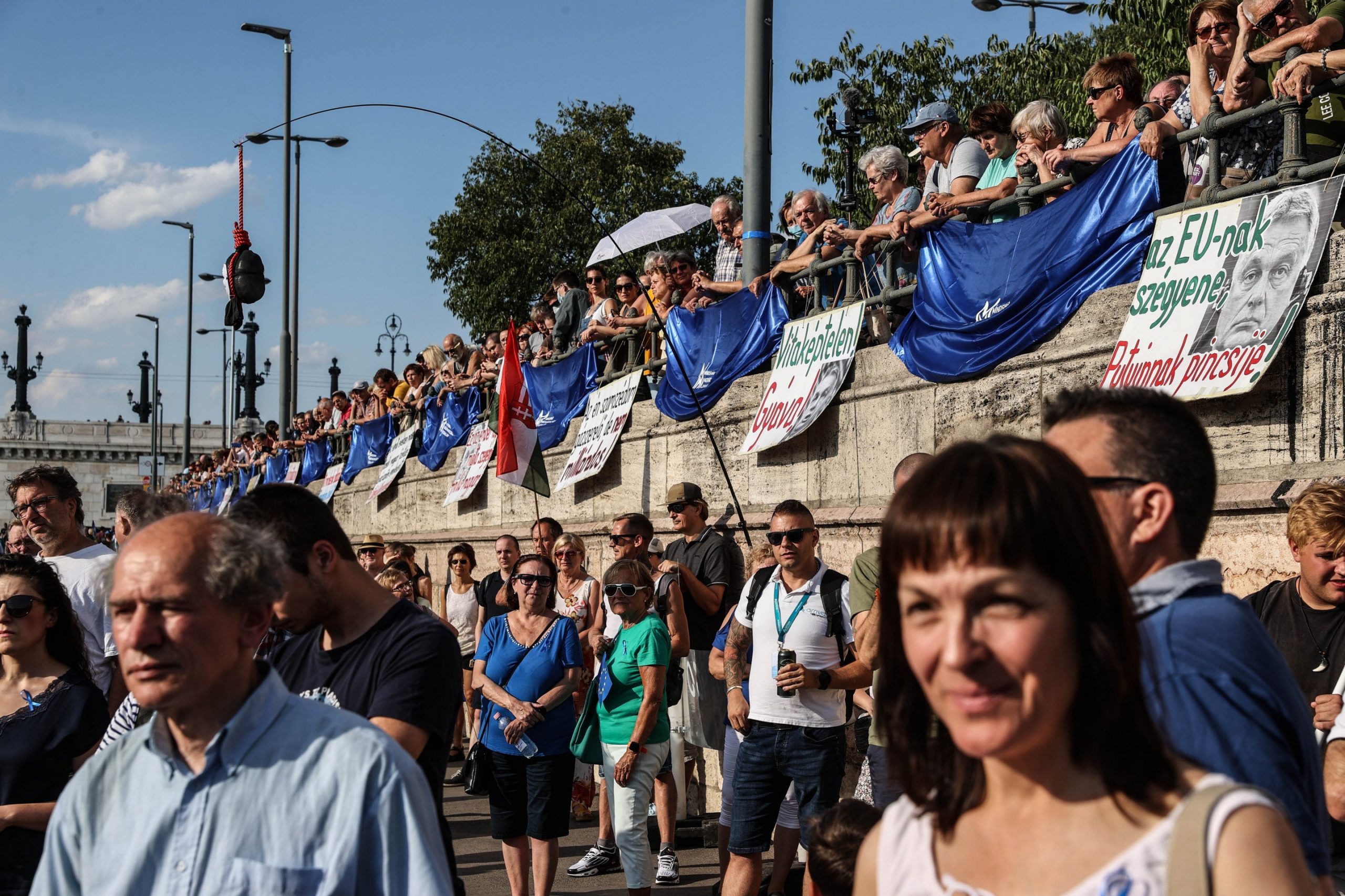 Ουγγαρία: Οργισμένες διαδηλώσεις κατά φορολογικού νόμου του Όρμπαν [Video]