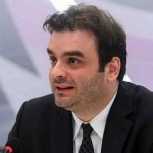 Κυριάκος Πιερρακάκης: Οταν ο υπουργός κοντράρει τον «τεχνητό» εαυτό του