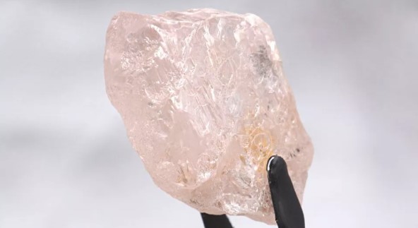 Διαμάντι: Τεράστιο ροζ πετράδι βρέθηκε σε ορυχείο της Ανγκόλας – Η τιμή του εκτιμάται πως θα σπάσει τα ρεκόρ