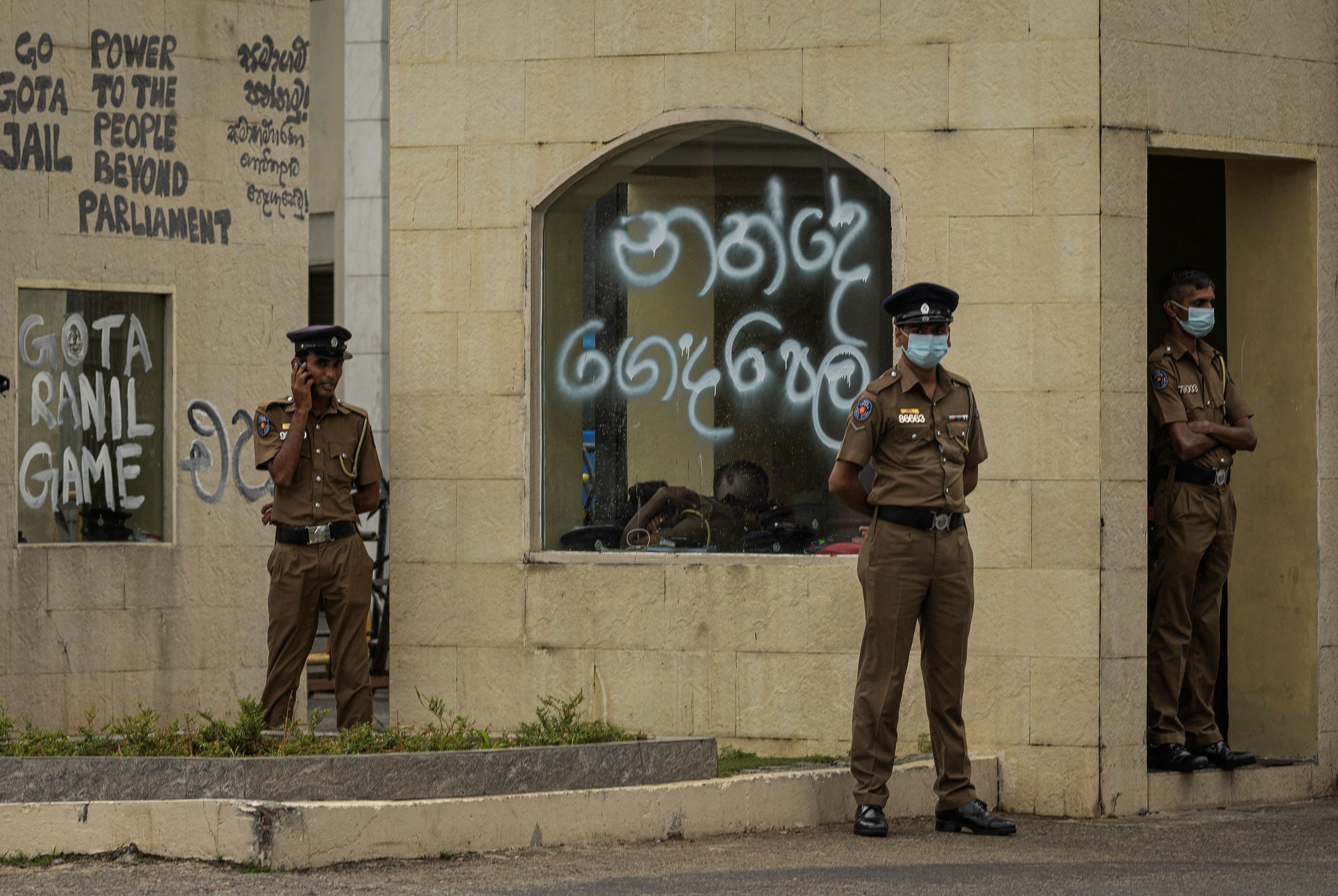 Σρι Λάνκα: Ο Ντίνες Γκουναουάρντενα ορκίστηκε νέος πρωθυπουργός