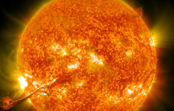 Διάστημα: Ηλιακή καταιγίδα θα «χτυπήσει» αύριο τη Γη – Πώς θα την επηρεάσει