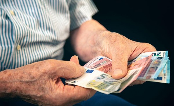 ΕΝΔΙΣΥ: Εμπαιγμός των συνταξιούχων, «ψίχουλα» οι εξαγγελίες Μητσοτάκη