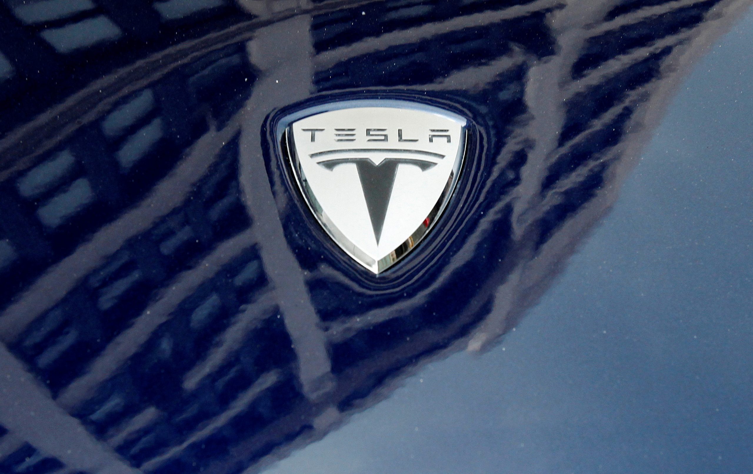 Μασκ: Μοιράζει υποσχέσεις για μείωση των τιμών στα οχήματα της Tesla