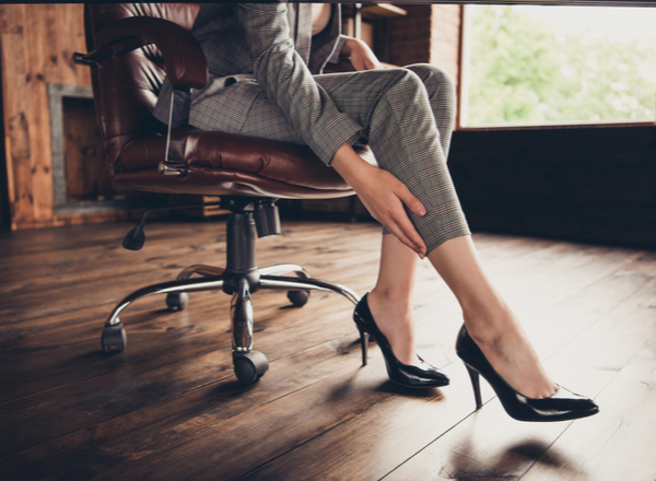 Γυναίκες: Γιατί λένε «αντίο» στα ψηλοτάκουνα στο γραφείο