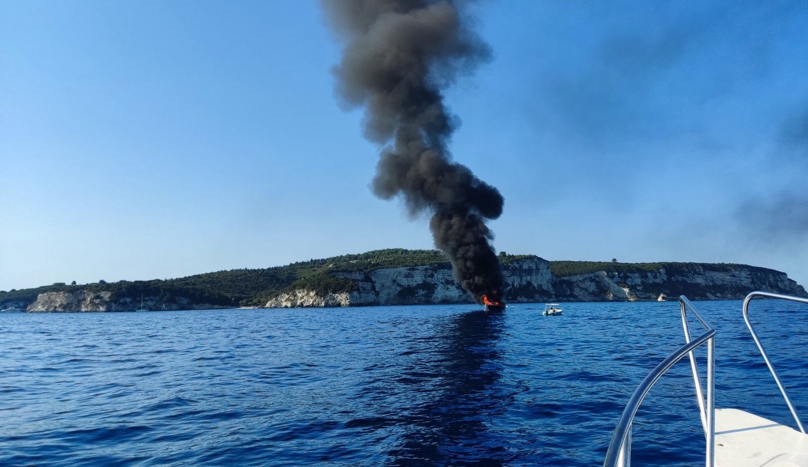 Παξοί: Πυρκαγιά σε ιστιοφόρο σκάφος – Καλά στην υγεία τους οι επτά επιβαίνοντες