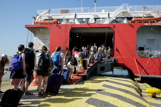 Λιμάνια: Όπου φύγει φύγει οι αδειούχοι – Πάνω από 100.000 επιβάτες φεύγουν για τα νησιά