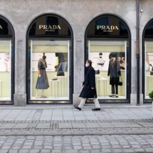 Prada: Διέκοψε σχέσεις με πάνω από 200 προμηθευτές