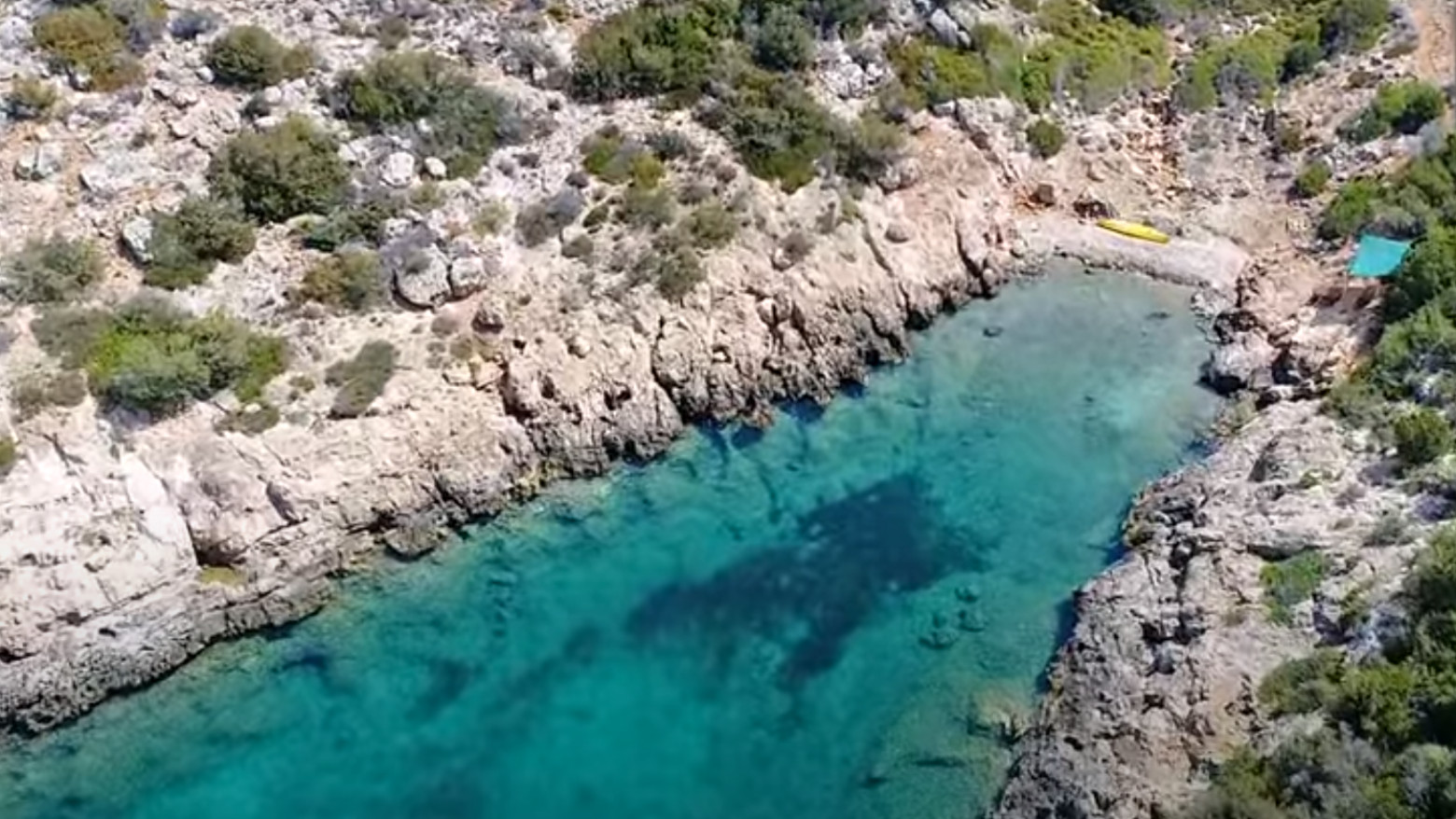 Το «φιόρδ του ερημίτη»: Η ελληνική «γαλάζια λίμνη» μας καλεί να την ανακαλύψουμε [video]
