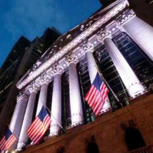 Wall Street: Τριπλή στήριξη από Fed, αποτελέσματα και deals