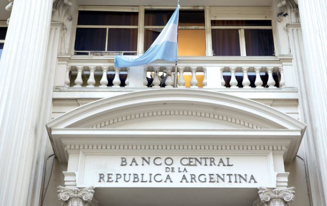 Αργεντινή: Yποτίμηση του πέσος και αύξηση των επιτοκίων