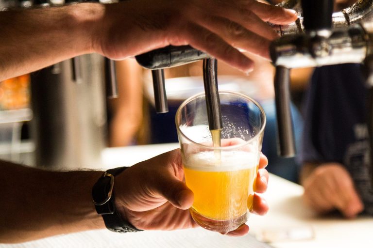 Αγορά μπύρας: Βγαίνουν στον «αφρό» οι μικροζυθοποιοί