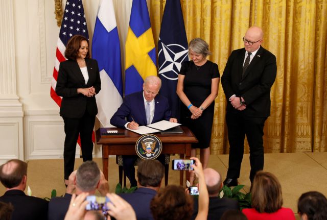 Μπάιντεν: Υπέγραψε την εισδοχή Φινλανδίας και Σουηδίας στο ΝΑΤΟ