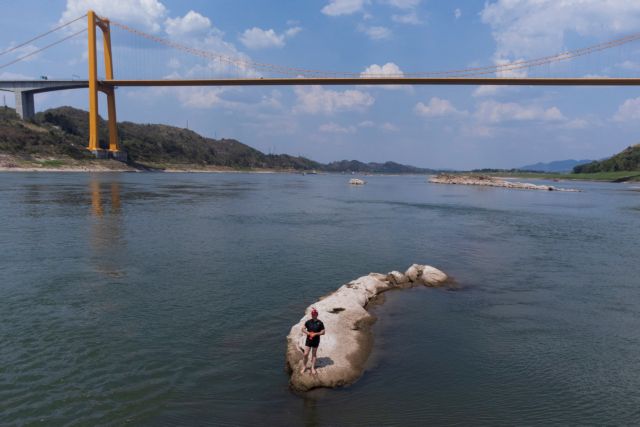 Ξηρασία – Κίνα: Ένα νησί και 3 βουδιστικά αγάλματα αποκαλύφθηκαν στον ποταμό Γιανγκτσέ