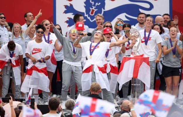 Η νίκη της Αγγλίας προαναγγέλλει «εμπορική επανάσταση» για το γυναικείο ποδόσφαιρο