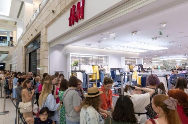 H&M: Ουρές στη Μόσχα καθώς η εταιρεία ξεπουλά το στοκ της