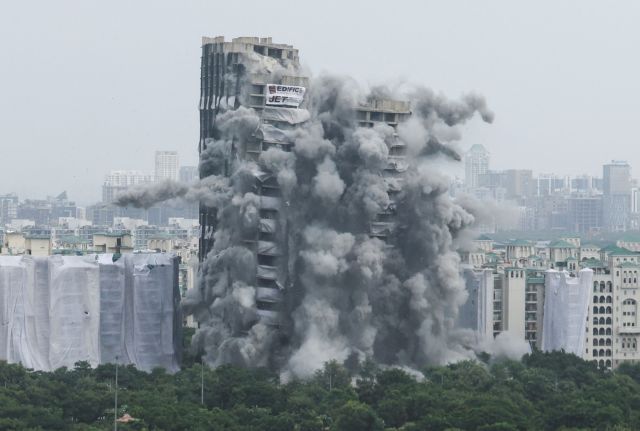 Ινδία: Κατεδάφισαν ουρανοξύστες με ελεγχόμενη έκρηξη – Μήνυμα κατά της αυθαίρετης δόμησης