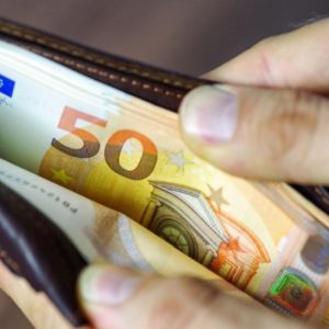 Κατώτατος μισθός: Κατακόρυφη πτώση κατά 19% της αξίας του στην Ευρώπη