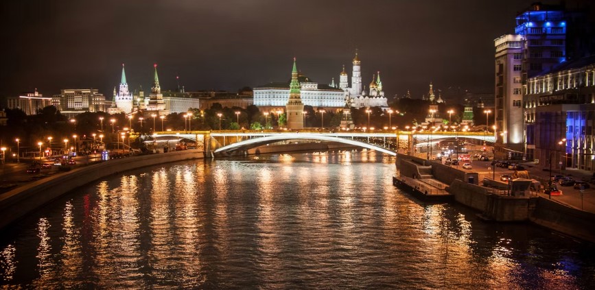 Ρωσία: Η Μόσχα απαγορεύει την είσοδο σε 39 Βρετανούς πολιτικούς, επιχειρηματίες, δημοσιογράφους