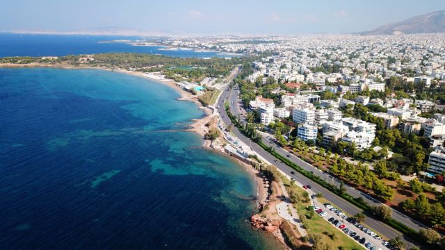 Guardian: Πώς ξανάγιναν πεντακάθαρες οι παραλίες της Αθηναϊκής Ριβιέρας