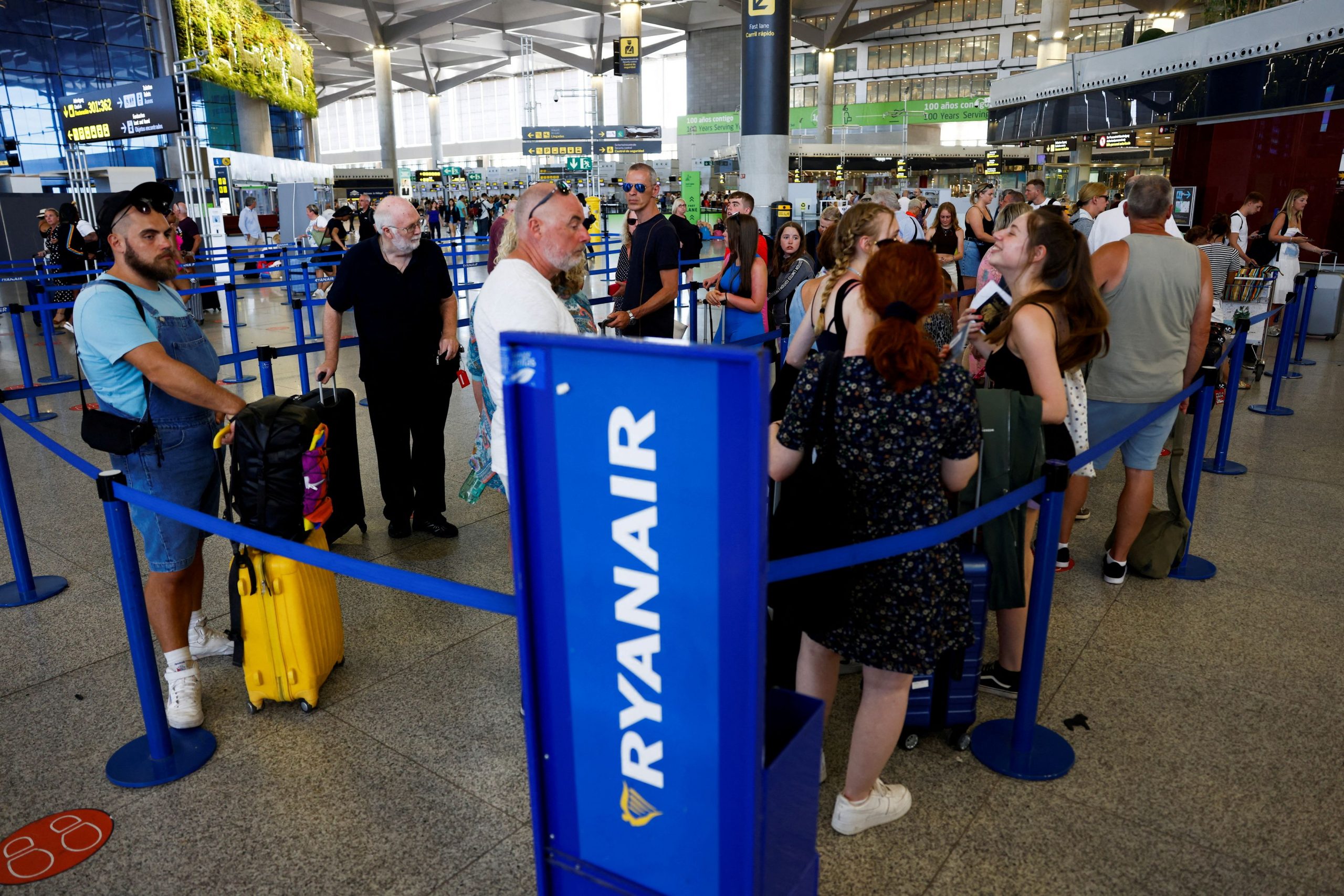 Ryanair: Η εποχή των αεροπορικών εισιτηρίων των 10 ευρώ τελείωσε
