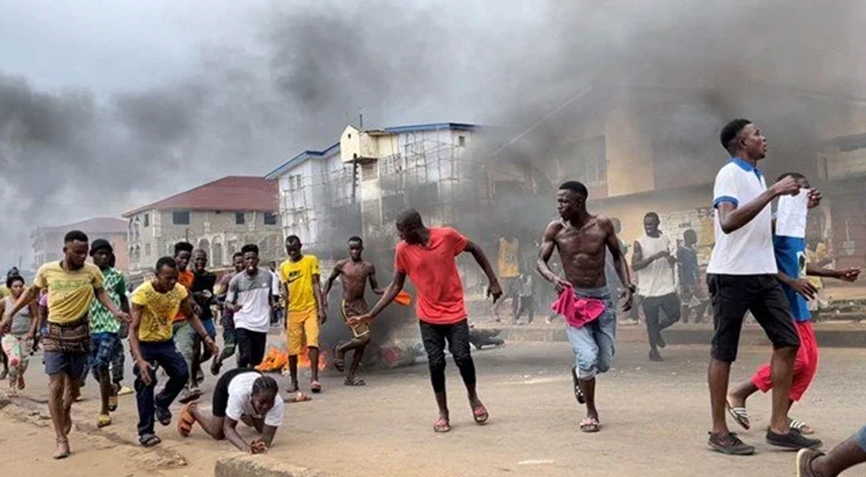 Σιέρα Λεόνε: Σκηνές χάους και δεκάδες νεκροί σε διαδηλώσεις κατά της ακρίβειας [Video]