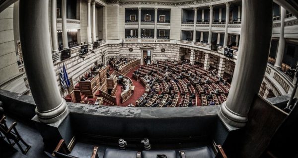 Βουλή: «Παρών» ψηφίζει η ΝΔ στην πρόταση του ΠΑΣΟΚ για εξεταστική επιτροπή